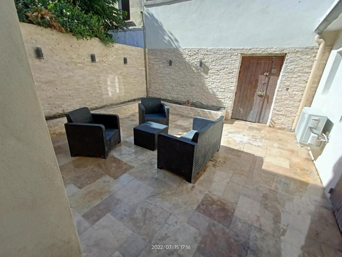T2 Renove En Rdc Avec Cour, Intra Muros Avignon Exterior photo